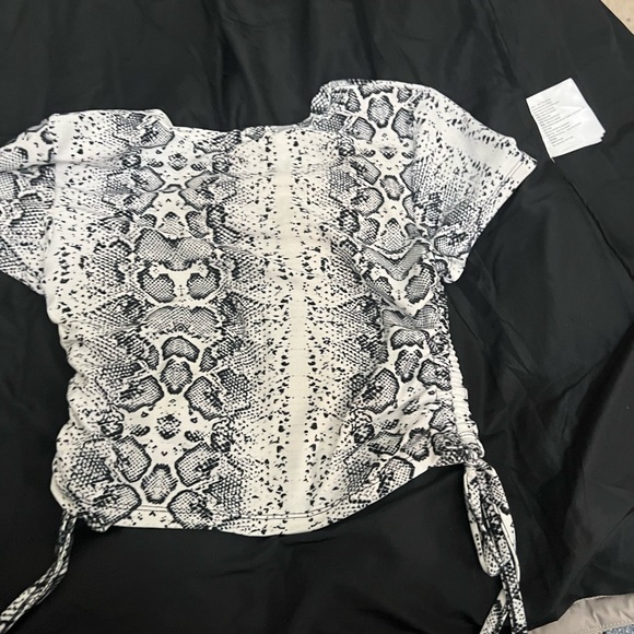NWOT reptile patterned crop top!!💚🦎🐊 - Picture 5 of 6